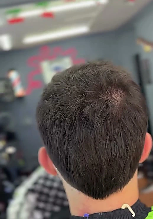 Corte texturizado corto con nuca recta, visto desde atrás