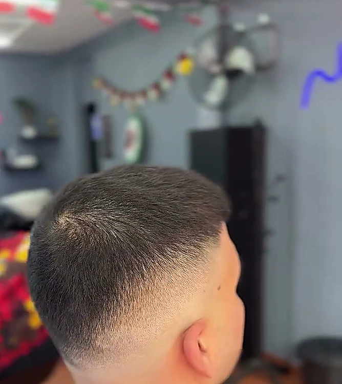 Corte corto con degradado a piel en los lados, visto desde atrás
