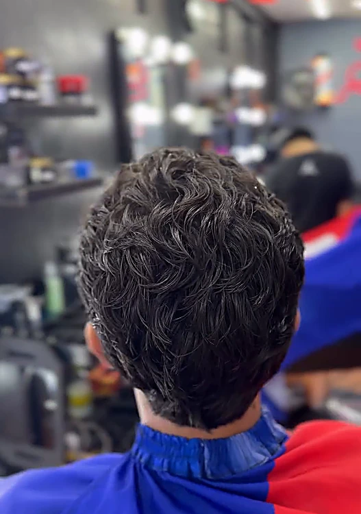 Cabello ondulado con textura y nuca limpia, visto desde atrás